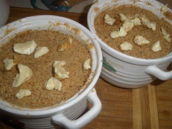 Сверху уложить маленькие кусочки сливочного масла. 