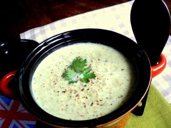 Перед подачей посыпать кусочками сыра с плесенью, добавить свежемолотый перец и несколько капель оливкового масла. Приятного аппетита!
