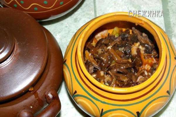 Заливаем соусом, накрываем горшочки крышками (если их нет, можно воспользоваться фольгой) и ставим в духовку, разогретую до 190С на 30 минут.