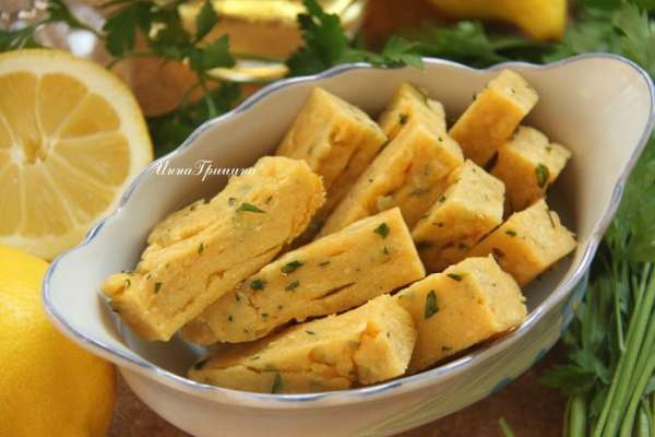 Подавать панелле горячими, поливая лимонным соком. По вкусу эти гороховые оладьи мне напомнили горячий картофель по-деревенски из МакДональдса)))
Хотя знатоки не рекомендуют есть панелле разогретыми, я попробовала и таким макаром, потому что порция оказалась большой. Не менее вкусно, но всё же лучше - горячими, свежеобжаренными! Присоединяйтесь, друзья!