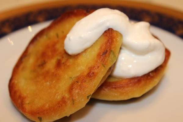 Картофельные плюшки готовы: с хрустящей золотистой корочкой и чудесным ароматом чеснока, который вызывает аппетит... Подавать горячими со сметаной.