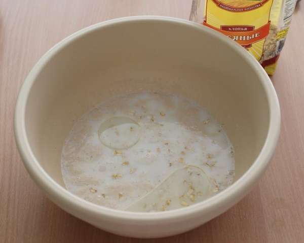 В миске смешать дрожжи, чайную ложку сахара и теплую воду. Размешать до растворения дрожжей. Дайте смеси постоять минуты 2. В миске смешать дрожжи, чайную ложку сахара и теплую воду. Размешать до растворения дрожжей. Дайте смеси постоять минуты 2.