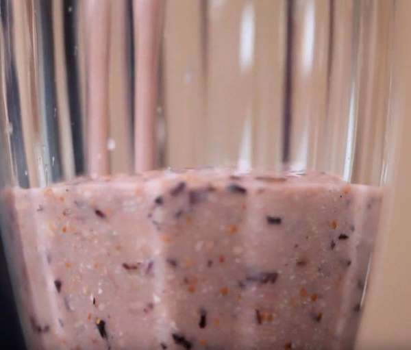 Перелить в стакан и отличный завтрак со вкусом пирога готов.
