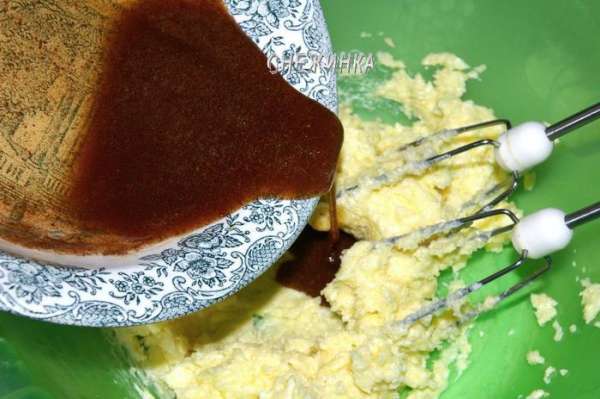 Добавляем к масляной массе тёплый! мёд с корицей и снова хорошо взбиваем.