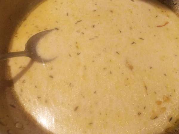 Затем приготовить соус, в сковороду с оставшимся оливковым маслом добавить сливочное масло и влить сливки. Затем добавить винный бульон в котором варился кролик. Посолить, поперчить добавить специи и пару минут проварить. Затем залить соусом кролика, накрыть крышкой и поставить в духовой шкаф, разогретый 180С. на пол часа. Затем приготовить соус, в сковороду с оставшимся оливковым маслом добавить сливочное масло и влить сливки. Затем добавить винный бульон в котором варился кролик. Посолить, поперчить добавить специи и пару минут проварить. Затем залить соусом кролика, накрыть крышкой и поставить в духовой шкаф, разогретый 180С. на пол часа.