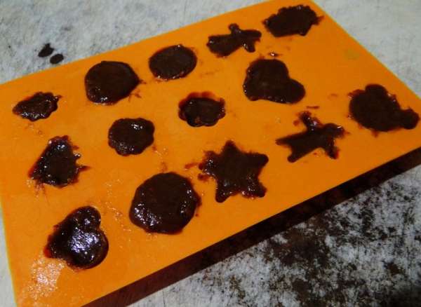 Немедленно разливать по формочкам! Смесь густеет быстро, тут главное успеть. Это тот вариант, когда лишние руки на кухне вовсе не лишнее. Подключаем всех, мужа, дочку, внучку, кота всех-всех-всех:-) Хотя..что это я.. Нет, чем больше людей не знает, что вы варите ириски, тем больше вам достанется...Все, молчите. Молча разливайте по формочкам. 