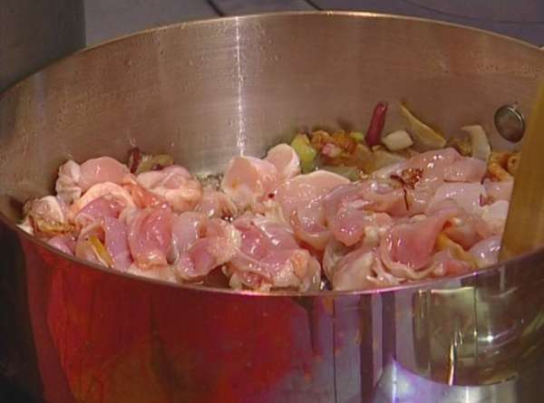 Мясо кролика вымыть, просушить, нарезать небольшими кусочками, примерно 5х5 см, и отправить в сковороду. Мясо кролика вымыть, просушить, нарезать небольшими кусочками, примерно 5х5 см, и отправить в сковороду.