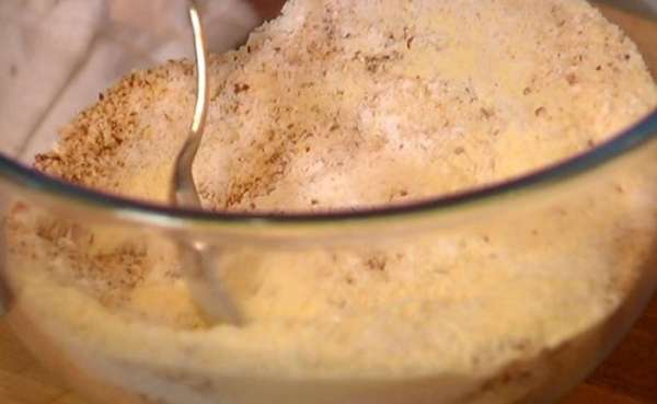 Семолину перемешать с пшеничной мукой, кокосовой стружкой, миндальной крошкой, разрыхлителем и солью.