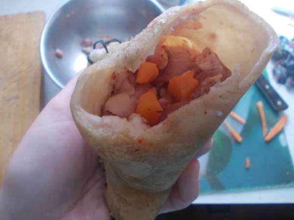 Затем мешочек, который получился, набиваем мясом. Должно войти все мясо. Кусочки моркови вставляем в середину. Затем мешочек, который получился, набиваем мясом. Должно войти все мясо. Кусочки моркови вставляем в середину.