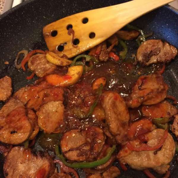 Затем добавляем мясо, соус, корицу, имбирь и перемешиваем аккуратно, тушим 1 минуту и снимаем с огня. Затем добавляем мясо, соус, корицу, имбирь и перемешиваем аккуратно, тушим 1 минуту и снимаем с огня.