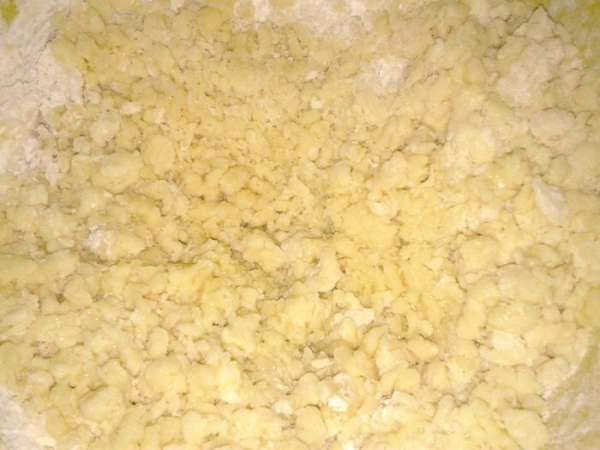 разъёмную форму форму смазать маслом и выложить тесто с бортиком
