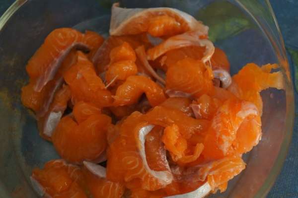 Порезать небольшими кусочками-полосочками. Уложить в посудину :) Порезать небольшими кусочками-полосочками. Уложить в посудину :)