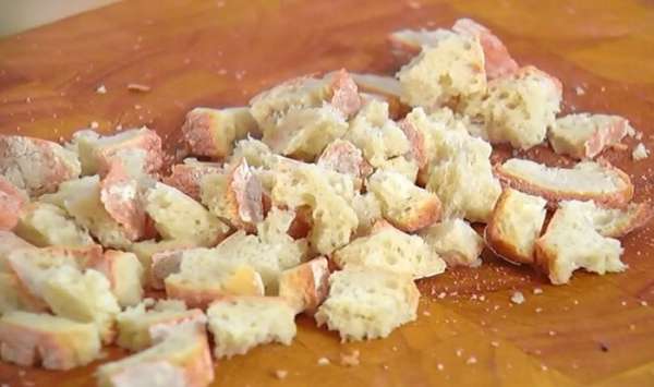 Хлеб поломать небольшими кусочками.