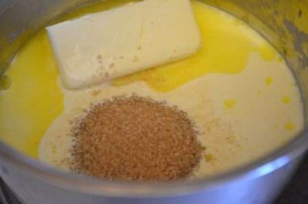 Пока выпекается кекс делаем соус: в ковшике смешать масло, сахар, сливки и ликер. Можно не его взять, а ром или вообще без, но Бэйлиз там идеально вписался. Доводим до кипения и увариваем примерно 5-7 минут. Пока выпекается кекс делаем соус: в ковшике смешать масло, сахар, сливки и ликер. Можно не его взять, а ром или вообще без, но Бэйлиз там идеально вписался. Доводим до кипения и увариваем примерно 5-7 минут.