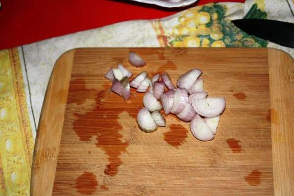 Мясо убрать, а в сковороду выложить нарезанный небольшими дольками лук.  Обжарить до золотистого цвета.