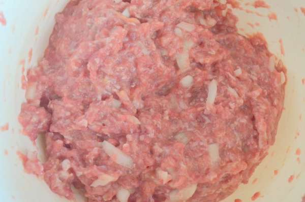 Сперва готовим фарш: в мясо добавляем молоко, яйцо, измельченную луковицу, солим и перчим. Все как следует перемешиваем. Сперва готовим фарш: в мясо добавляем молоко, яйцо, измельченную луковицу, солим и перчим. Все как следует перемешиваем.