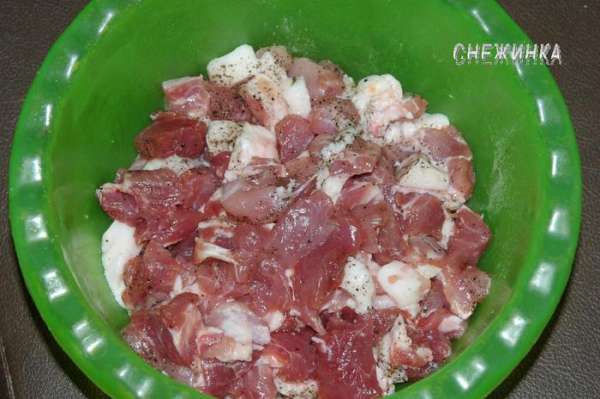 Свинину и говядину порезать небольшими кубиками, посолить, поперчить, оставить.