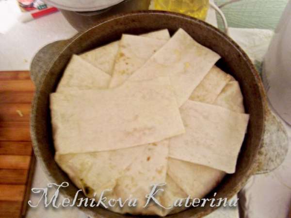 Выложить плов из казана на блюдо или доску. Для подачи получившийся купол разрезать на дольки (как торт). 
Приятного аппетита!
