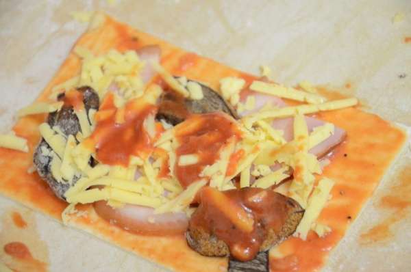 Тонко резанных грибов,тертого сыра.