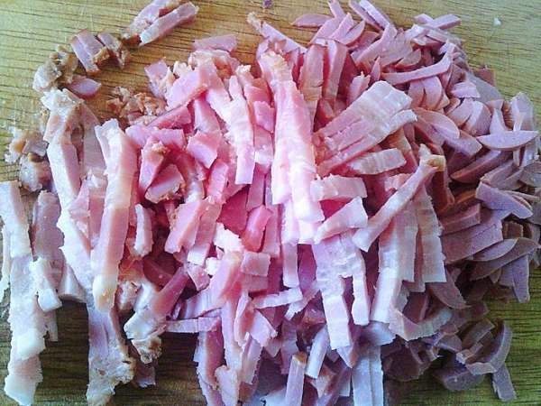 Нарежем бекон и сосиски. Можете увеличить количество видов мяса, добавив свои любимые или имеющиеся в наличии. Нарежем бекон и сосиски. Можете увеличить количество видов мяса, добавив свои любимые или имеющиеся в наличии.