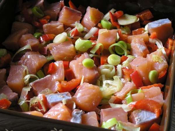 смешать с обжаренными овощами и выложить в смазанную маслом форму для запекания (у меня 26х20 см).