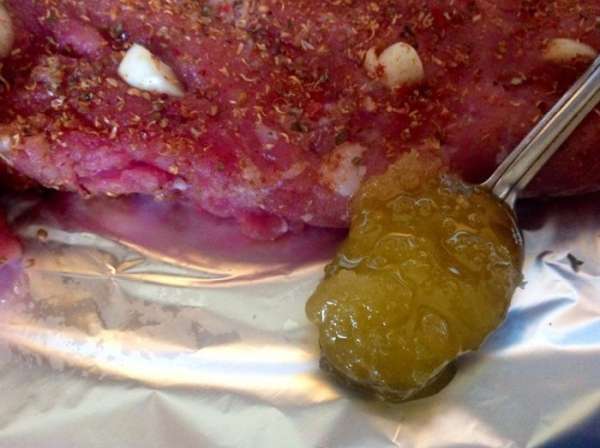 Выкладываем наше мясо на несколько листов фольги, чтобы не вытек сок, посыпаем помытой вишней, выкладываем порезанный лук и лавровый лист. Выкладываем наше мясо на несколько листов фольги, чтобы не вытек сок, посыпаем помытой вишней, выкладываем порезанный лук и лавровый лист.