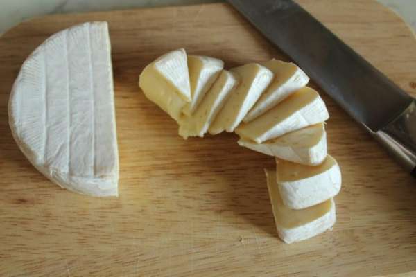 Сыр нарезать кусочками.