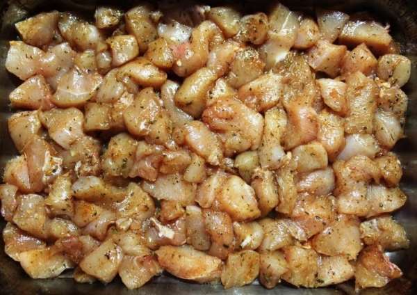 Противень для запекания (у меня 19*28) смажем маслом и выложим ровным слоем куриное мясо. Отправляем его в разогретую духовку на 30 минут. Противень для запекания (у меня 19*28) смажем маслом и выложим ровным слоем куриное мясо. Отправляем его в разогретую духовку на 30 минут.