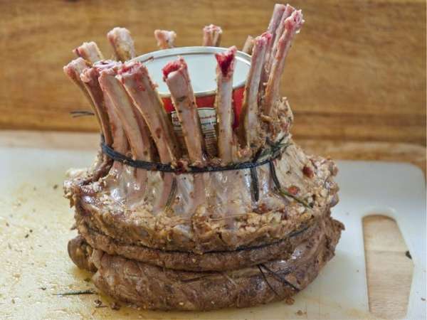 Собираем 'корону' из 2х кореек с помощью кулинарной нити и кулинарного высокого кольца или любой подходящей по размеру жестяной банки. Я сделал корону из 18 ребер. По 9 на каждой корейки. 