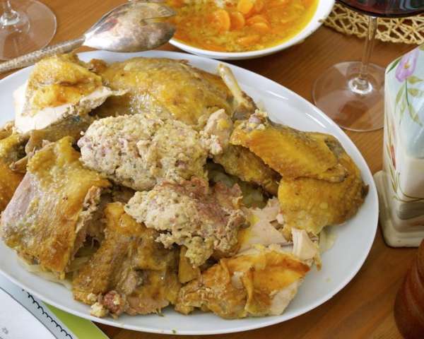 Готовую цесарку нарезать на порционные куски. Также достать и нарезать начинку... (Кстати, о начинке... Она получается ОЧЕНЬ вкусная и нежная! Таким же образом можно смело нафаршировать и приготовить цыпленка! Рекомендую! ))) ) Выложить на сервировочное блюдо капусту, сверху уложить куски цесарки и начинку. Отдельно можно подать соус от приготовления птицы. 