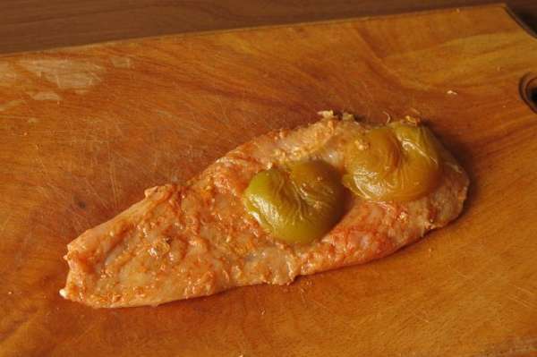 Кладем абрикос на пласт мяса.