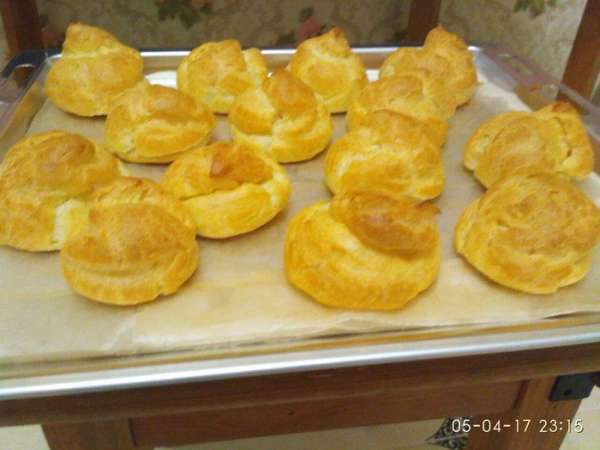 Готовые пирожные должны быть с румяной корочкой. Важно, чтобы они пропеклись, иначе тут же осядут после открывания духовки. Когда изделия готовы, не доставайте их сразу, дайте подсохнуть, слегка приоткрыв дверь духового шкафа.