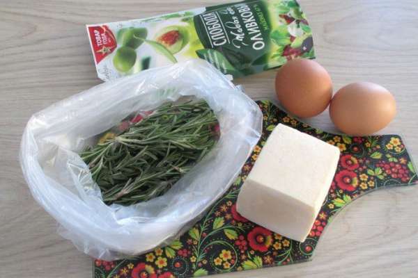 Брынза для этой закуски нужна твердая, т.е. такая, которую можно мелко натереть. Яйца нужно предварительно сварить в течение 5 — 7 минут в зависимости от размеров, охладить и очистить. Веточки свежего розмарина ополосните и обсушите. Отличный вкусовой оттенок закуске придал майонез Оливковый ТМ «Слобода».