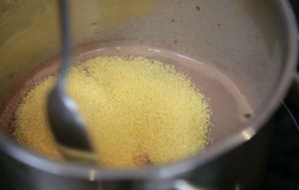 Вынуть цедру и всыпать в горячее молоко кускус ТМ «Националь», перемешать, накрыть крышкой и оставить на 5 минут.
