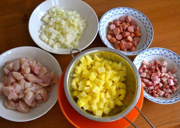 Картофель, лук, бекон, мясо куриной грудки и сосиски нарезать кубиком. Желательно, одинакового размера. 