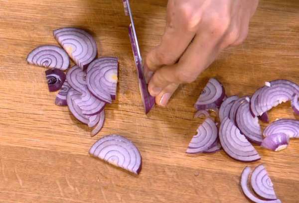 Лук почистить и нарезать полукольцами.