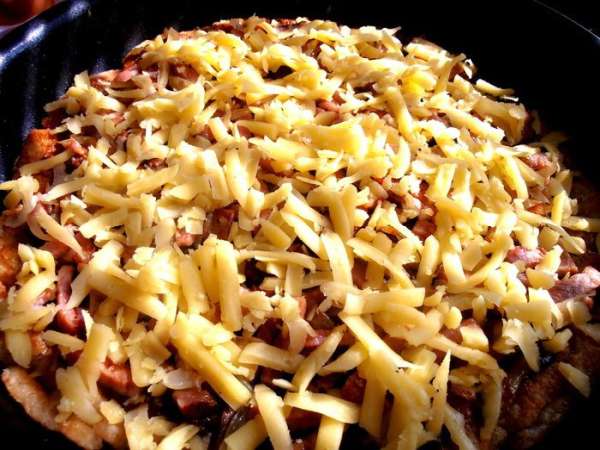 Посыпаем сверху тёртым сыром... Посыпаем сверху тёртым сыром...