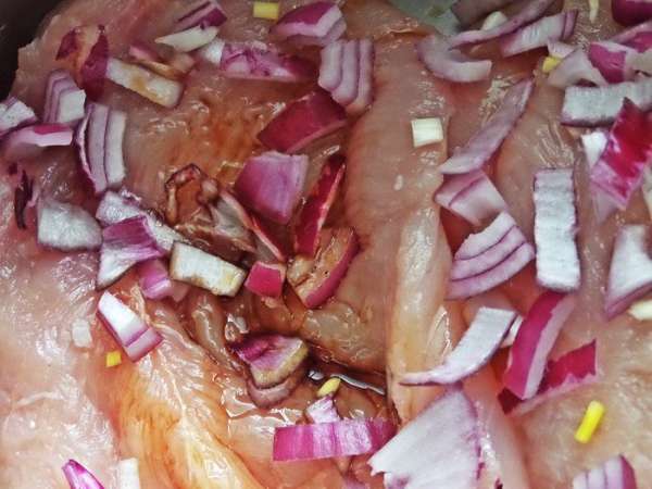 Обсыпать филе луком, поперчить. Обсыпать филе луком, поперчить.