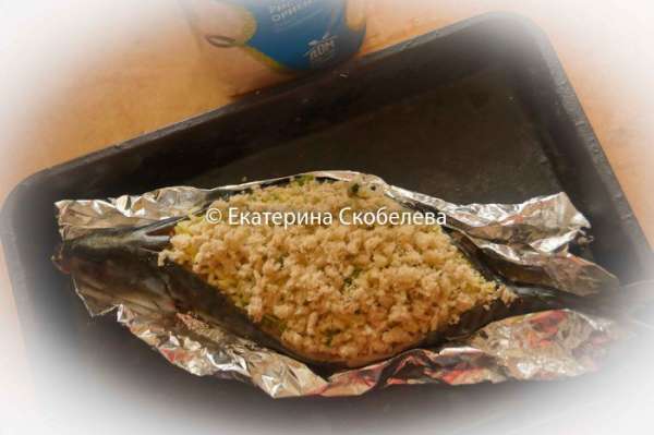 Посыпать поверх начинки хлебные крошки, сбрызнуть маслом. Противень застелить фольгой, смазать ее маслом и выложить рыбу. Сделать из фольги кармашек, подгибая фольгу к рыбе. Поставить рыбу запекаться в духовку, разогретую до 180 градусов, на 20-25 минут. Готовую рыбу можно подавать к столу. Приятного аппетита!