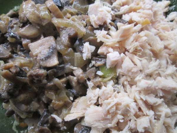 Соединяем грибную начинку с куриной. Соединяем грибную начинку с куриной.