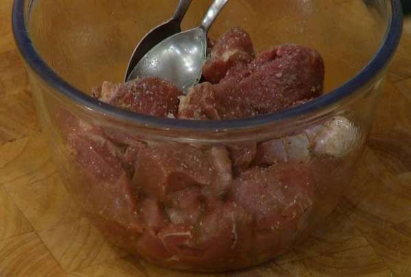 Выложить в маринад мясо, перемешать и дать постоять. Выложить в маринад мясо, перемешать и дать постоять.