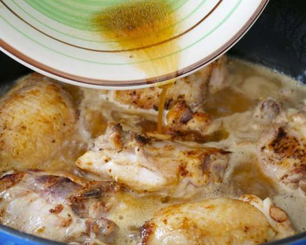 Вернуть куски курицы в сковороду со всей собравшейся жидкостью.