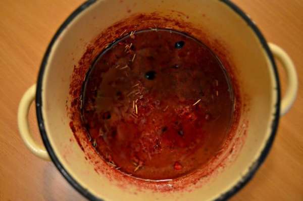 Влейте к клюкве мясной соус, выделившийся при запекания утки, добавьте сахар, розмарин и подсолите. Доведите до кипения и проварите соус в течение 10 мин. Лишняя жидкость должна выпариться. Соус получается достаточно густым, ярким и насыщенным по вкусу. Идеально подходит для утки!
