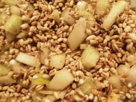 перловку промыть и смешать с мелко нарезанным луком , солью и специями
