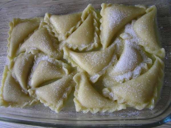 посыпать сахаром,