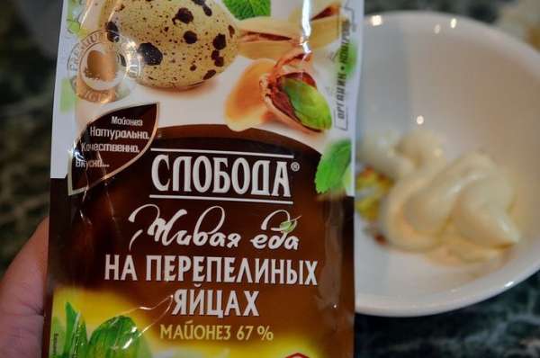 Для соуса берем майонез. Я использую майонез ТМ «Слобода» с лимонным соком. Он не содержит крахмал и ГМО, прошел органик-контроль и сделан из натуральных ингредиентов.