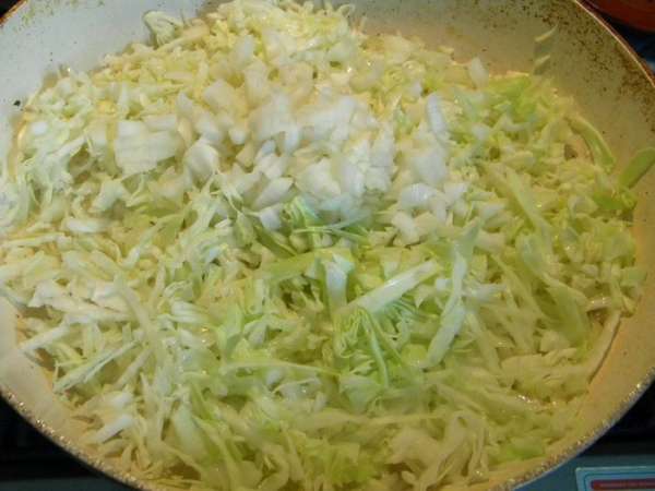 Режем капусту, лук, поливаем маслом сковородку и жарим, солим, перчим по вкусу. В конце чеснок добавляем. Режем капусту, лук, поливаем маслом сковородку и жарим, солим, перчим по вкусу. В конце чеснок добавляем.