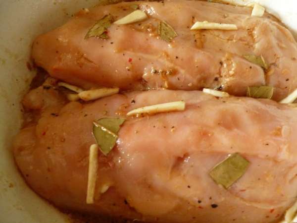 Повернем мясо срезом вниз,добавим кусочки чеснока,кусочки лаврушки,сверху прижмем небольшой тарелочкой и закроем крышкой.Уберем на ночь в холодильник.