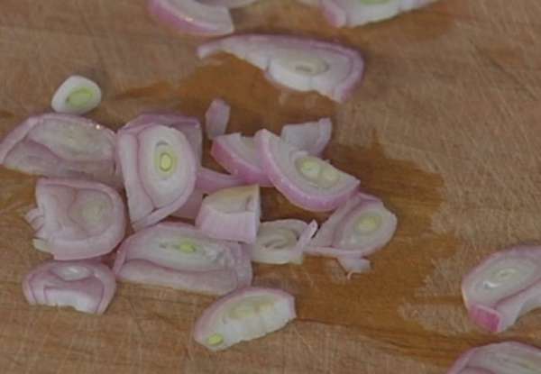 Шалот почистить и нарезать тонкими полукольцами.