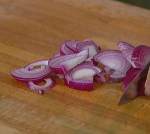 Красный лук почистить и нарезать полукольцами. Красный лук почистить и нарезать полукольцами.